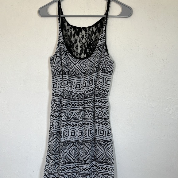 Bundle of Two black and white dresses. - Picture 4 of 5